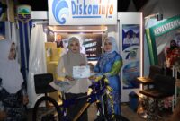 Ketua TP-PKK Suci Annisa Serahkan Hadiah kepada Juara Lomba News Presenter Diskominfo di Expo Saijaan Hebat 2025