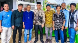 Anggota DPRD Mahruri Terlihat Akrab Berbincang dengan Awak Media di Acara Akikah