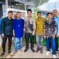 Anggota DPRD Mahruri Terlihat Akrab Berbincang dengan Awak Media di Acara Akikah