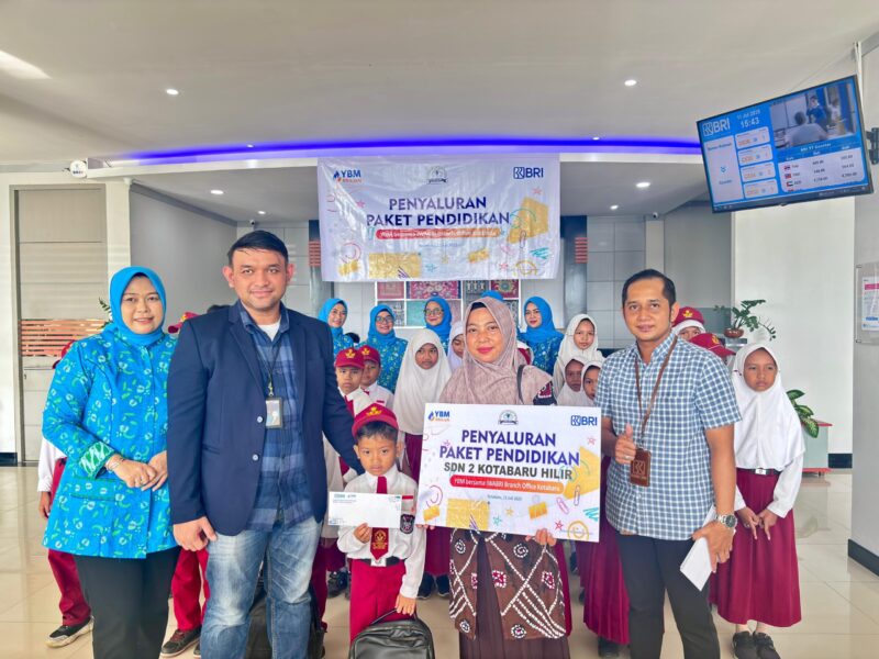 BRI Kotabaru Salurkan Paket Pendidikan untuk Siswa SDN 2 dan SDN 3 Kotabaru Hilir