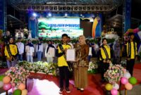 Suara Anak Menggema di Bumi Saijaan: FAD Serahkan Plakat ke Bunda Forum Anak Kotabaru