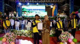 Suara Anak Menggema di Bumi Saijaan: FAD Serahkan Plakat ke Bunda Forum Anak Kotabaru