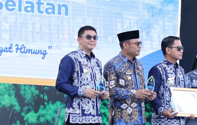Hari Jadi ke-75 Provinsi Kalsel, Bupati Tanah Bumbu Terima Penghargaan Terbaik ke-2 Capaian Realisasi Investasi Terbesar di Kalsel