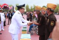 HUT ke-80 RI, Bupati Andi Rudi Latif Serahkan Berbagai Bantuan dan Penghargaan