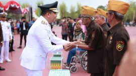 HUT ke-80 RI, Bupati Andi Rudi Latif Serahkan Berbagai Bantuan dan Penghargaan