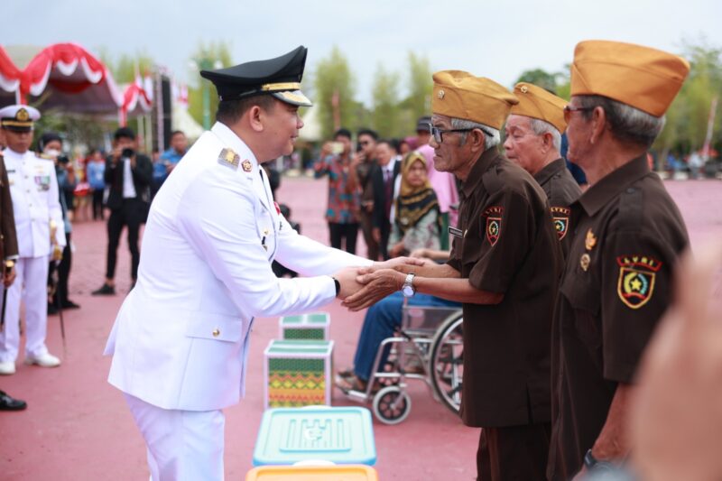 HUT ke-80 RI, Bupati Andi Rudi Latif Serahkan Berbagai Bantuan dan Penghargaan