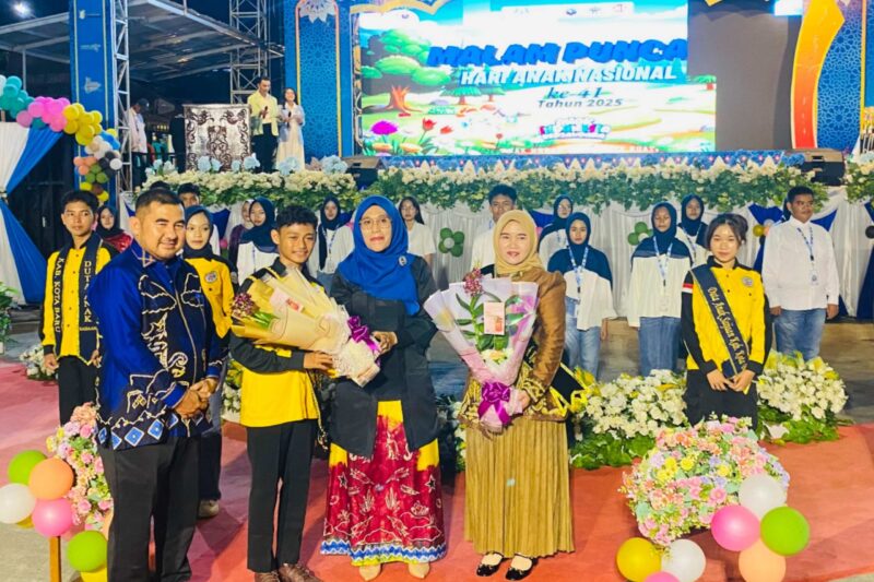 Suci Anisa Rusli Resmi Dikukuhkan sebagai Bunda Forum Anak Kotabaru pada Puncak Peringatan Hari Anak Nasional 2025