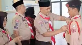Wabup Tanah Bumbu H. Bahsanuddin Sematkan TISKA kepada Kontingen Pramuka, Tegaskan Pentingnya Prestasi dan Pengabdian