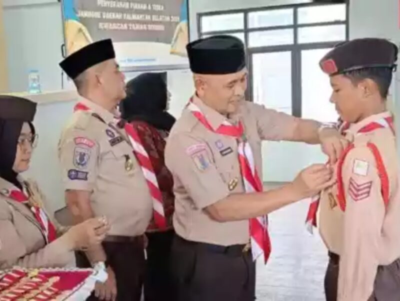 Wabup Tanah Bumbu H. Bahsanuddin Sematkan TISKA kepada Kontingen Pramuka, Tegaskan Pentingnya Prestasi dan Pengabdian
