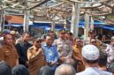 Bupati Serahkan Bantuan Pasca Kebakaran Pasar Kemakmuran