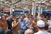 Bupati Serahkan Bantuan Pasca Kebakaran Pasar Kemakmuran