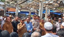 Bupati Serahkan Bantuan Pasca Kebakaran Pasar Kemakmuran