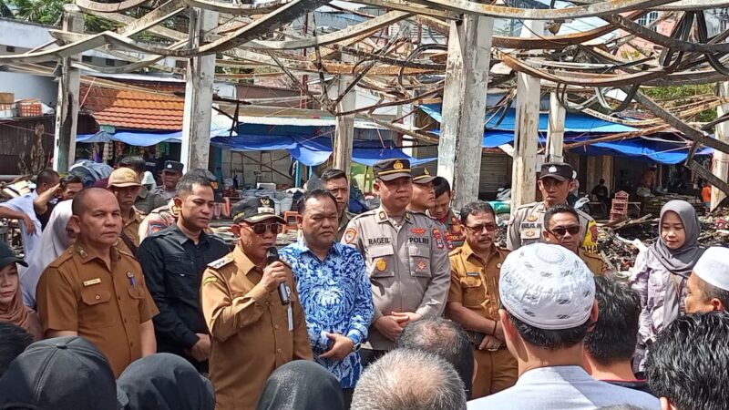 Bupati Serahkan Bantuan Pasca Kebakaran Pasar Kemakmuran
