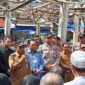 Bupati Serahkan Bantuan Pasca Kebakaran Pasar Kemakmuran