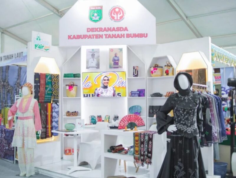 Wastra Tanah Bumbu Bersinar di Bamara Fair 2025, Tenun Pagatan Jadi Pusat Perhatian