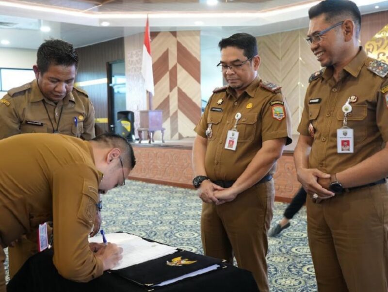 Menuju Pemerintahan Bersih, Pemkab Kotabaru Teken Komitmen Tuntaskan Rekomendasi BPK