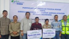 Dua Keluarga Pekerja Rentan Terima Santunan JKM dari BPJS Ketenagakerjaan Batulicin dan PT Pama Indomining