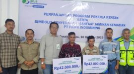 Dua Keluarga Pekerja Rentan Terima Santunan JKM dari BPJS Ketenagakerjaan Batulicin dan PT Pama Indomining