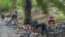Di Tengah Terik Matahari, Satgas TMMD Kodim 1022/Tanah Bumbu Tetap Semangat Bangun Desa Rejosari
