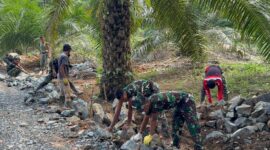 Di Tengah Terik Matahari, Satgas TMMD Kodim 1022/Tanah Bumbu Tetap Semangat Bangun Desa Rejosari
