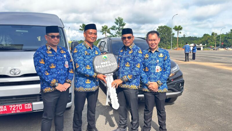 Pemkab Kotabaru Serahkan Dua Mobil Operasional untuk Perkuat Layanan Samsat
