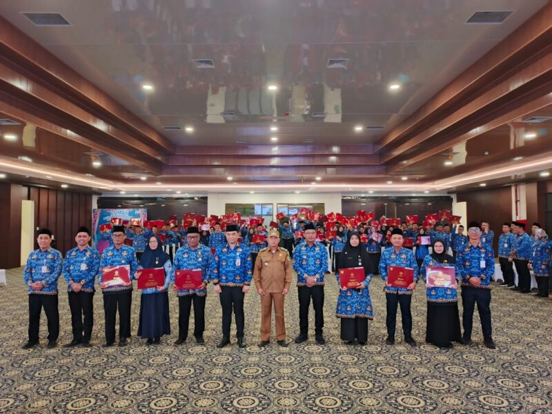 Bupati Kotabaru Sematkan Satyalancana Karya Satya untuk ASN dan Tali Asih Purna Bakti