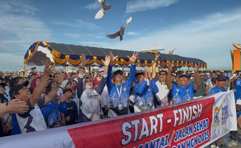 Ribuan Guru dan Pelajar Ramaikan Jalan Sehat HUT ke-80 PGRI dan HGN 2025 di Kotabaru