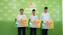 Baznas Kotabaru Salurkan Bantuan Pemerintah Daerah Untuk Beasiswa dan Bantuan Bencana Alam