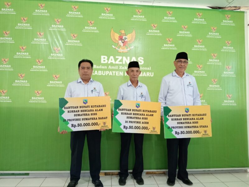 Baznas Kotabaru Salurkan Bantuan Pemerintah Daerah Untuk Beasiswa dan Bantuan Bencana Alam