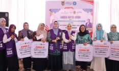 Ketua TP Posyandu Kalsel Serahkan Hadiah Pemenang Lomba Cipta Menu PMT Balita