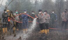 Gubernur Muhidin Imbau Warga Gunakan Masker yang Dibagikan untuk Lindungi Diri dari Asap Karhutla