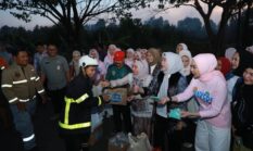 Dukung Relawan Karhutla, TP PKK-DWP Kalsel Bersama DPKP Bagikan Ratusan Paket Konsumsi