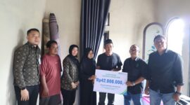 BPJS Ketenagakerjaan Batulicin Serahkan Santunan JKM Rp84 Juta kepada Dua Keluarga Pekerja