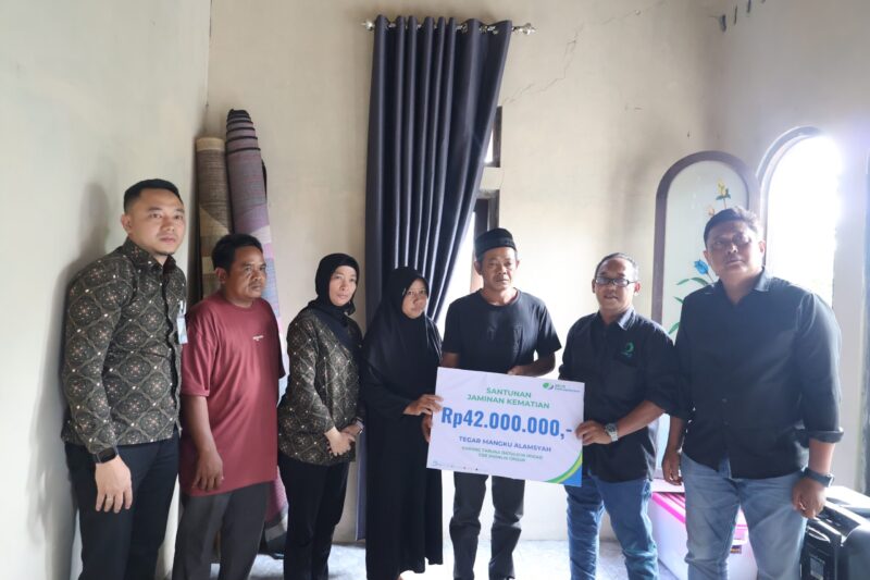 BPJS Ketenagakerjaan Batulicin Serahkan Santunan JKM Rp84 Juta kepada Dua Keluarga Pekerja