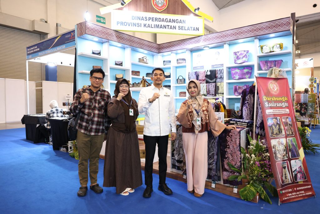 Bupati Tanah Bumbu Andi Rudi Latif meninjau stan Tanah Bumbu di Trade Expo Indonesia 2026 di ICE BSD Tangerang.